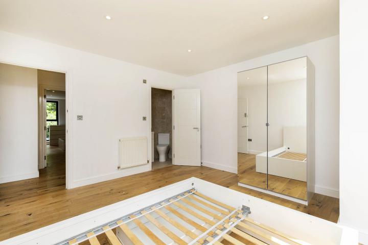 			3 Bedroom, 3 bath, 1 reception Apartment			 Dignam Close , Cricklewood